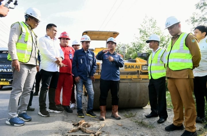 Sekdaprov Sumut Arief S Trinugroho bersama dengan Inspektur Daerah Sumut Lasro Marbun, Kadis Kominfo Sumut Ilyas Sitorus, dan OPD terkait, meninjau progres pembangunan dan perbaikan Jalan Provinsi di Wilayah Pematangsiantar dan Simalungun, baru-baru ini.