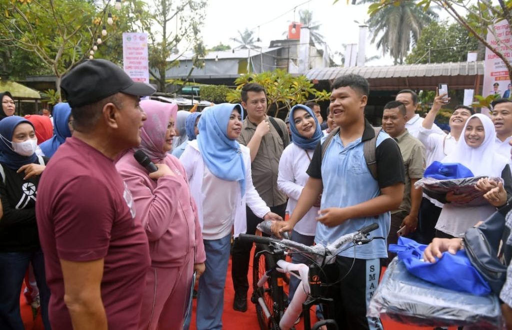 Gubernur Sumut Edy Rahmayadi bersama Ketua TP PKK Sumut Nawal Lubis dan Ketua Dharma Wanita Persatuan Sumut Dian Arief S Trinugroho menghadiri Peringatan Hari Anak Nasional Provinsi Sumut tahun 2023 yang diselenggarakan oleh Dinas Pemberdayaan Perempuan, Perlindungan Anak dan Keluarga Berencana Sumut di Avros Park, Jalan Avros, Medan, Selasa (18/7/2023).