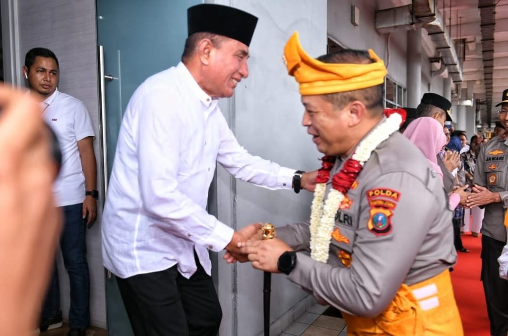 Gubernur Sumatera Utara (Sumut) Edy Rahmayadi bersama Ketua Tim Penggerak Pemberdayaan dan Kesejahteraan Keluarga (TP PKK) Provinsi Sumut Nawal Lubis menyambut kedatangan Kepala Kepolisian Daerah (Kapolda) baru Sumut Irjen Pol Agung Setya Imam Effendi di Bandar Udara Internasional Kualanamu, Kabupaten Deliserdang, Kamis (20/7/2023).