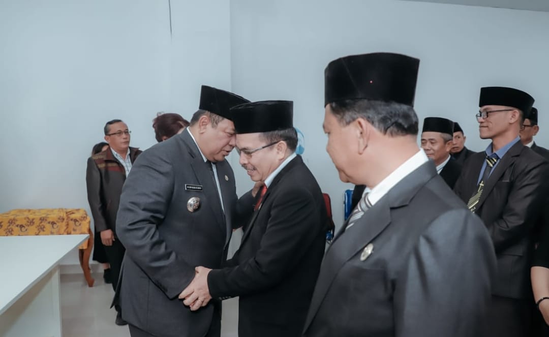 Bupati Dairi, Eddy KA Berutu menyalami Budianta Pinem, mantan Sekda yang dimutasi menjadi Kepala Dinas Penanaman Modal dan Perizinan Terpadu, Jumat (14/7/2023).