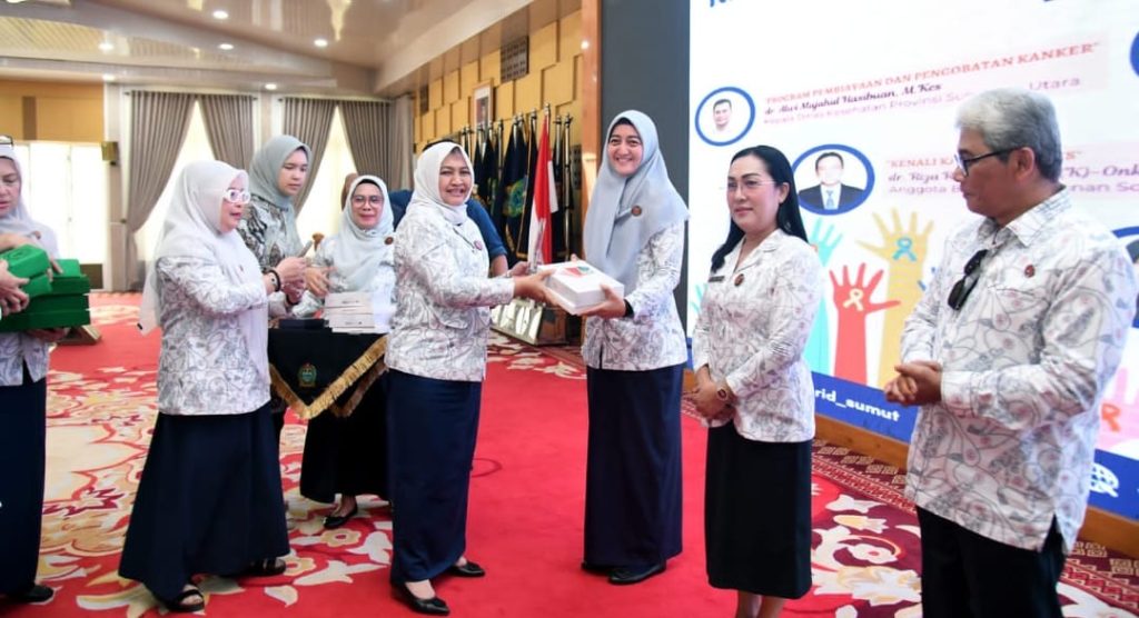 Ketua Yayasan Kanker Indonesia (YKI) Sumatera Utara (Sumut) Nawal Lubis didampingi Sekretaris YKI Sumut Zahara Nasution memberikan piagam penghargaan serta hadiah berupa tablet kepada Ketua YKI Kabupaten Batubara sebagai Terbaik I (pertama) dalam hal pengelolaan website YKI serta aktif dalam kegiatan YKI di daerah. Disusul Terbaik ke dua YKI Kota Gunungsitoli, ke tiga YKI Kota Pematangsiantar, Harapan Satu Madina, Harapan Dua Kabupaten Toba, serta Harapan Tiga Kabupaten Deliserdang, pada acara Rapat Koordinasi (Rakor) YKI Sumut di Aula Tengku Rizal Nurdin, Jum'at (21/7).