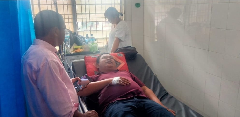 Bripka David Sitompul menjalani perawatan di IGD RSUD Sidikalang, Senin (28/8/2023). (DETEKSI.co/Parulian P Nainggolan