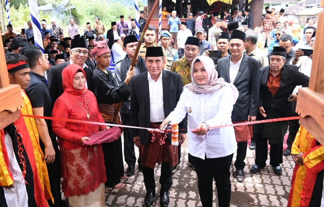 Gubernur Sumatera Utara (Sumut) Edy Rahmayadi meresmikan Pemugaran Cagar Budaya Bagas Godang Ulu Pungkut, di Kecamatan Ulu Pungkut, Kabupaten Mandailingnatal, Selasa (29/8/2023). Diharapkan nantinya Bagas Godang Ulu Pungkut ini menjadi daya tarik utama desa wisatadi Kecamatan Ulu Pungkut.