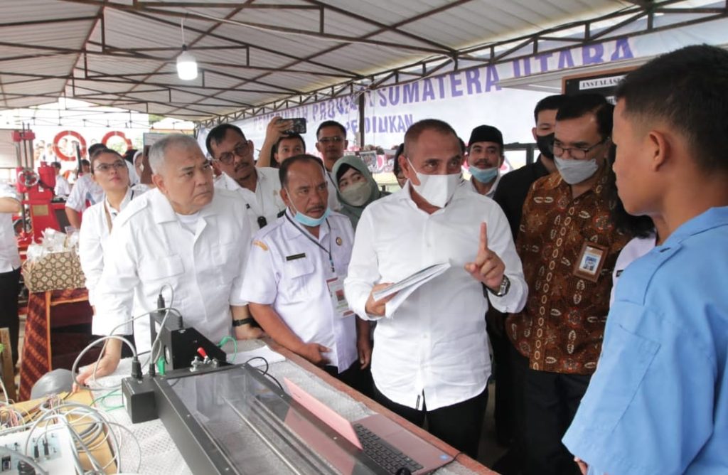 Gubernur Sumatera Utara (Sumut) Edy Rahmayadi didampingi Kepala Dinas Kominfo Sumut Ilyas Sitorus dan Kepala Dinas Pendidikan Asren Nasution, meninjau stan pameran, usai meresmikan delapan Sekolah Menengah Kejuruan (SMK) Pusat Keunggulan Zona I Sumut di halaman SMK Negeri 3 Sibolga Jalan Tukka Sibuluan Raya, Kota Sibolga, baru-baru ini.