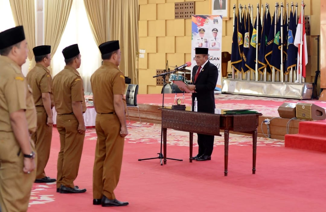 Gubernur Sumatera Utara (Sumut) Edy Rahmayadi melantik sejumlah Kepala Sekolah SMA dan SMK pada Lingkungan Pemerintah Provinsi Sumut di Aula Tengku Rizal Nurdin Jalan Jenderal Sudirman Nomor 41 Medan, Rabu (9/8).