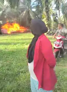Bakar Lokasi Maksiat : Ratusan emak-emak bakar lokasi maksiat di perbatasan antara Desa Rambah dan Desa Rambah Muda, Kecamatan Rambah Hilir, Rohul, pada Rabu 26 Juli 2023 siang. (Foto:Istimewa/e-news.id).