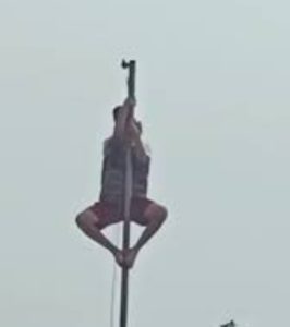 Aksi Heroik Dika Sinaga memanjat tiang bendera dan mengaitkan tali pengerek yang sempat terputus, pada peringatan HUT Proklamasi Kemerdekaan di Desa Pargambiran Kecamatan Sumbul Kabupaten Dairi (istimewa)