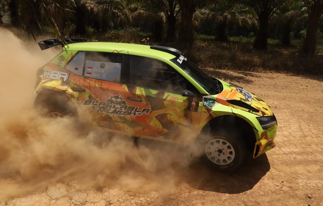 Wakil Gubernur (Wagub) Sumatera Utara (Sumut) Musa Rajekshah didampingi navigatornya Hervian Soejono usai menjajal lintasan, Kejurnas Round 2 South Borneo Rally di Binuang, Kabupaten Tapin, Kalimantan Selatan (Kalsel), Kamis (3/8).