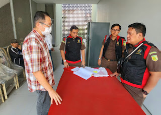 Tim Penyidik Pidsus Kejati Jatim, melakukan penyitaan dokumen Sertifikat Hak Guna Bangunan (SHGB), terkait dugaan korupsi Waduk Wiyung di Surabaya, Selasa (08/08/2023). (Foto: Pidsus Kejati Jatim).