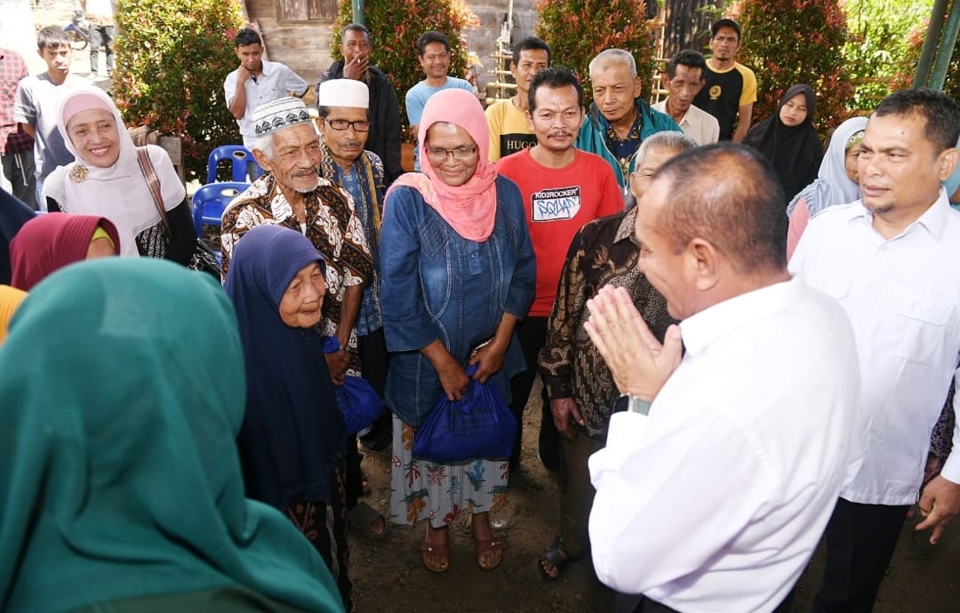 Gubernur Sumatera Utara (Sumut) Edy Rahmayadi melanksanakan jalan pagi bersama masyarakat Kecamatan Pakantan, Kabupaten Mandailing Natal, Selasa (29/8/2023). Pada kesempatan tersebut Gubernur Sumut meninjau Pasar Pakantan, Jalan Alternatif Pakantan - Ulu Pungkut serta memberikan pengarahan kepada Camat dan Kepala Desa.