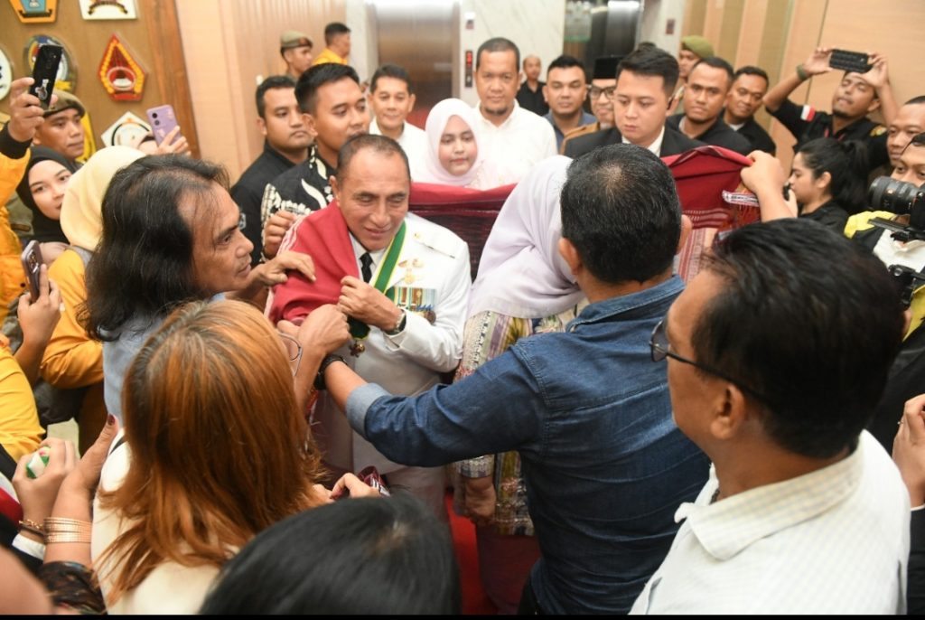 Ketua Forum Wartawan Pemprovsu Zulkifli Harahap mengulosi Edy Rahmayadi dan Nawal Lubis saat akan meninggalkan Kantor Gubsu pada pelepasan di masa akhir jabatan, Selasa (05/09/2023).