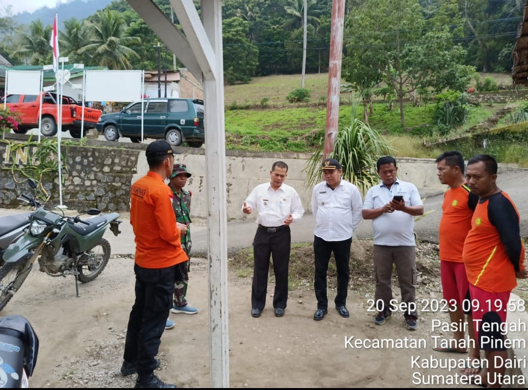 Camat Tanah Pinem, Sion Sembiring bersama tim gabungan bersiap menuju lokasi penemuan mayat di sungai Lau Renun Dusun Namo Sanggar Desa Mangan Molih Kecamatan Tanah Pinem Kabupaten Dairi, Rabu (20/9/2023) (istimewa)
