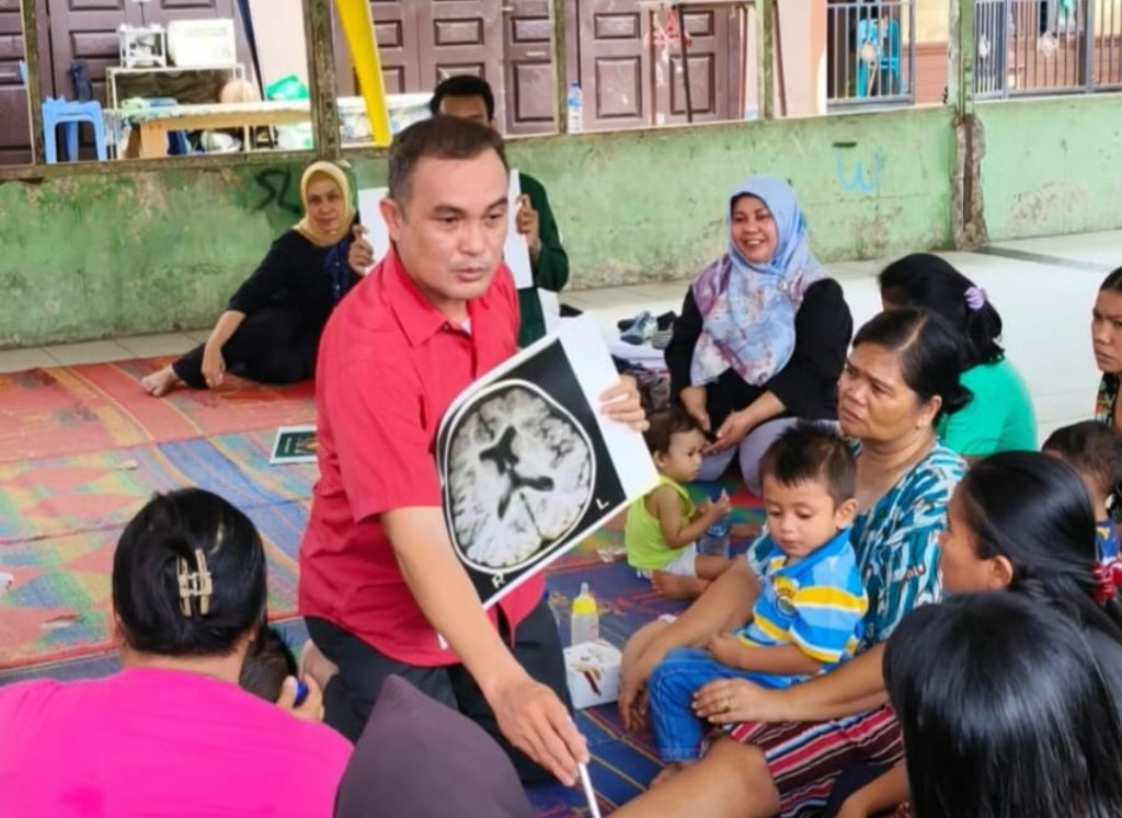 Dr. Fotarisman Zaluchu, Tim Pengabdian Kepada Masyarakat dari USU sedang menjelaskan tentang perkembangan otak manusia. Tim USU menggelar kegiatan edu-games kepada 30 ibu-ibu balita dan ibu menyusui di desa Namo Gajah, Medan Tuntungan baru-baru ini.