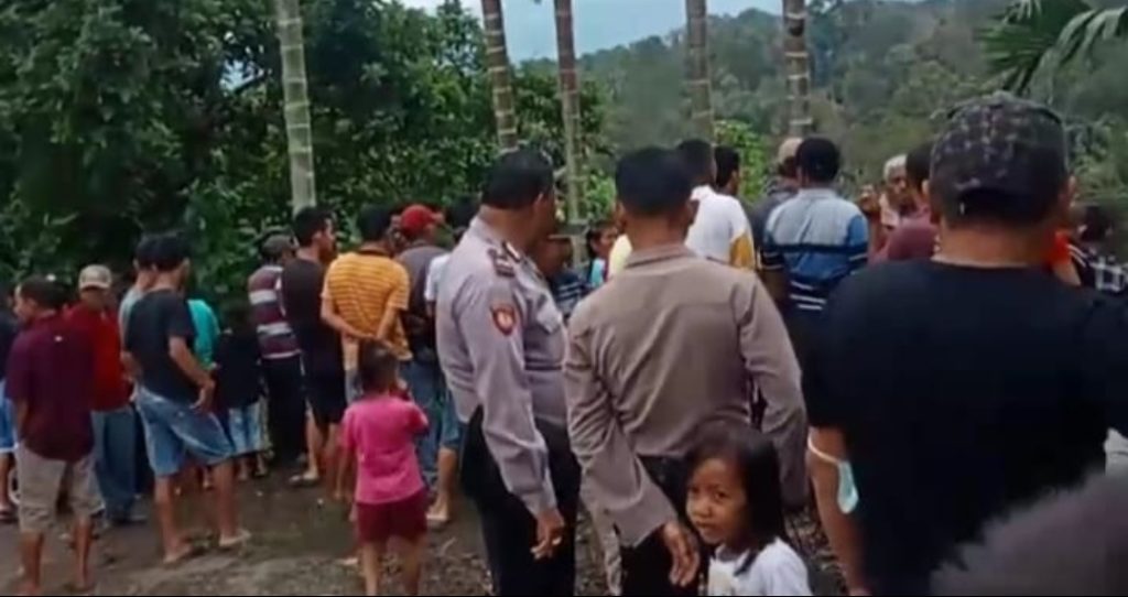 Warga  memadati lokasi sekitar jatuhnya  mobil penumpang di Lau Kinapan, Desa Batu Gungun, Kecamatan Gunung Sitember Kabupaten Dairi  Sumatera Utara, Minggu (17/9/2023) (istimewa)