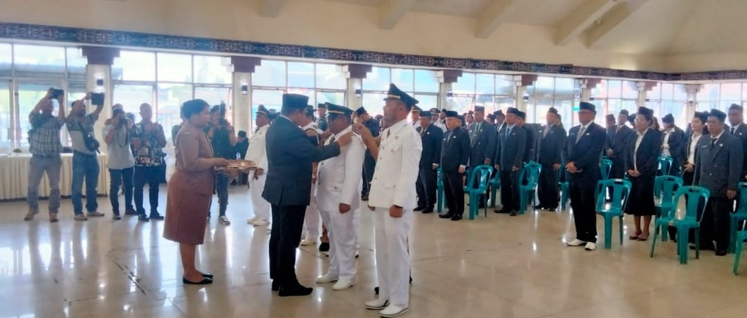 Bupati Dairi menyematkan tanda jabatan Camat pada prosesi pelantikan di Gedung Balai Budaya Sidikalang, Senin (16/10/2023)