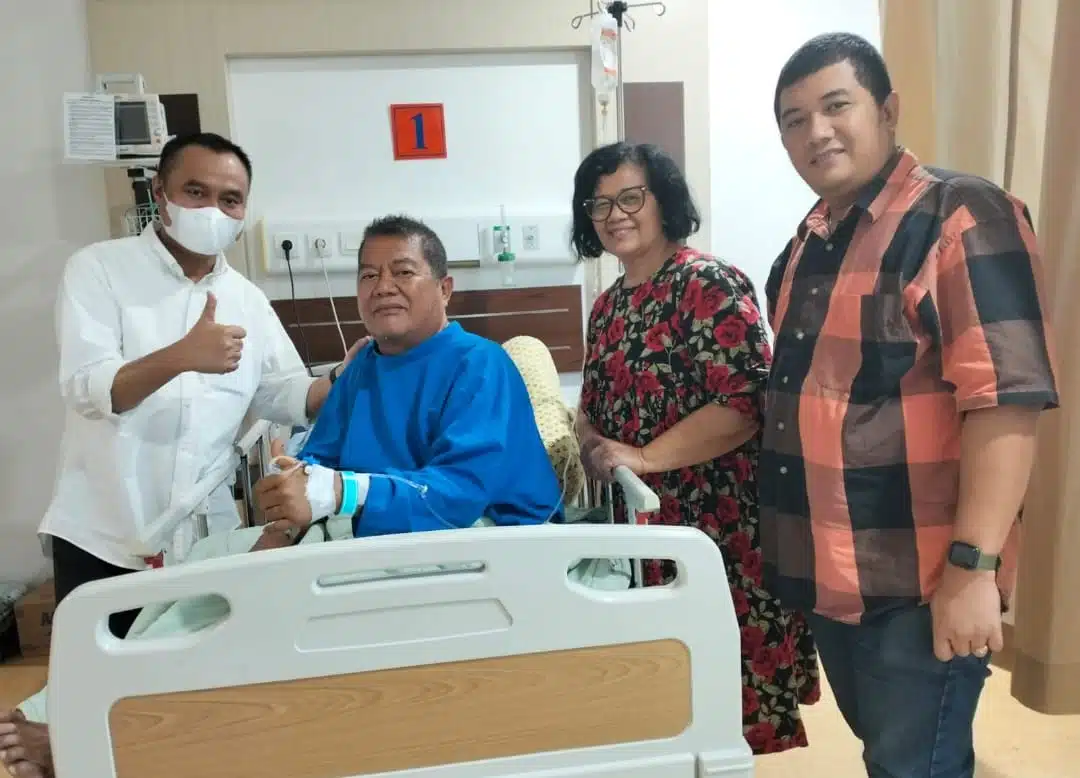 Ketua PWI Sumut Farianda Putra Sinik SE foto bersama dengan Drs Eddy Madya Bukit didampingi Dra Roslina Bangun dan Leo Bastari Bukit SSos di Kamar 305, Lantai 3, Gedung PJT RSUP H Adam Malik, Kamis (5/10/2023).