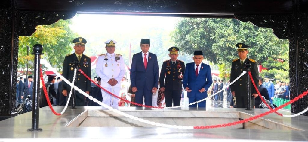 Presiden Jokowi dan Wapres Ma’ruf Amin meninjau sumur Lubang Buaya usai memimpin Upacara Peringatan Hari Kesaktian Pancasila, Minggu (01/10/2023), di Jakarta Timur. (Foto: BPMI Setpres)