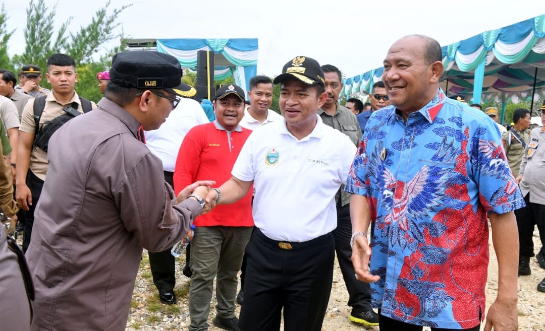 Penjabat (Pj) Gubernur Sumut Hassanudin bersama Pj Ketua TP PKK Sumut Dessy Hassanudin melakukan penanaman dan pemeliharaan mangrove untuk pemulihan kawasan hutan dan penyelematan ekosistem mangrove di Hutan Mangrove Lubuk Kertang, Kecamatan Berandan Barat, Kabupaten Langkat, Kamis (12/10/2023). Turut hadir pada kegiatan tersebut, Ketua DPRD Sumut Baskami Ginting, Plt Bupati Langkat Syah Afandin dan Kepala Dinas Lingkungan Hidup dan Kehutanan Provinsi Sumut Yuliani Siregar.