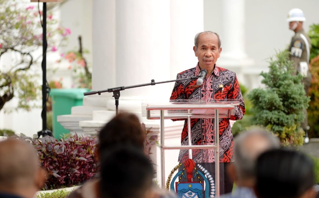 Inspektur Daerah Provinsi Sumatera Utara (Sumut) Lasro Marbun menyambut kedatangan Roadshow Bus Komisi Pemberantasan Korupsi (KPK) di halaman Kantor Gubernur Sumut Jalan Diponegoro Nomor 30 Medan, Kamis (19/10). Roadshow tersebut akan menggelar berbagai kegiatan edukasi antikorupsi di Sumut.