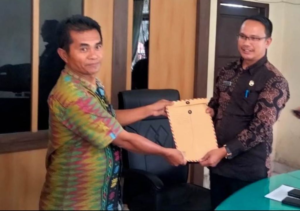 Calon Kepala Desa Bakal Gajah Kecamatan Silimapungga-pungga Kabupaten Dairi, Charles Napitupulu menyampaikan permohonan untuk dilakukan perhitungan ulang dan pencermatan surat suara dibatalkan P2KD. Permohonan tertulis diterima Kepala Dinas Pemberdayaan Masyarakat dan Desa, Simon Tony Malau, Kamis (26/10/2023)