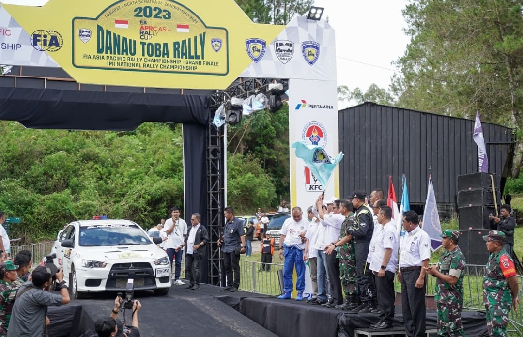 Pj Gubernur Sumatera Utara (Sumut) Hassanudin melepas kendaraan peserta Grand Final Danau Toba Asia Pasific Rally Championship (APRC) 2023, Jumat (24/11/2023). Grand Final Danau Toba APRC 2023 diselenggarakan di Parapat, Simalungun. Pembalap dari berbagai negara ikut meramaikan antara lain Thailand, New Zeland, Portugal dan India.