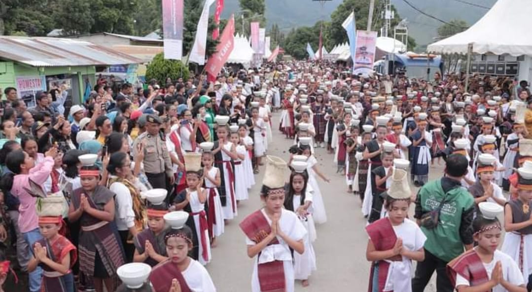 Tari Cawan yang diikuti 1200 penari, dicatatkan dalam rekor Muri sebagai tari cawan dengan jumlah penari terbanyak di Kecamatan Silahisabungan Kabupaten Dairi, Kamis (23/11/2023).