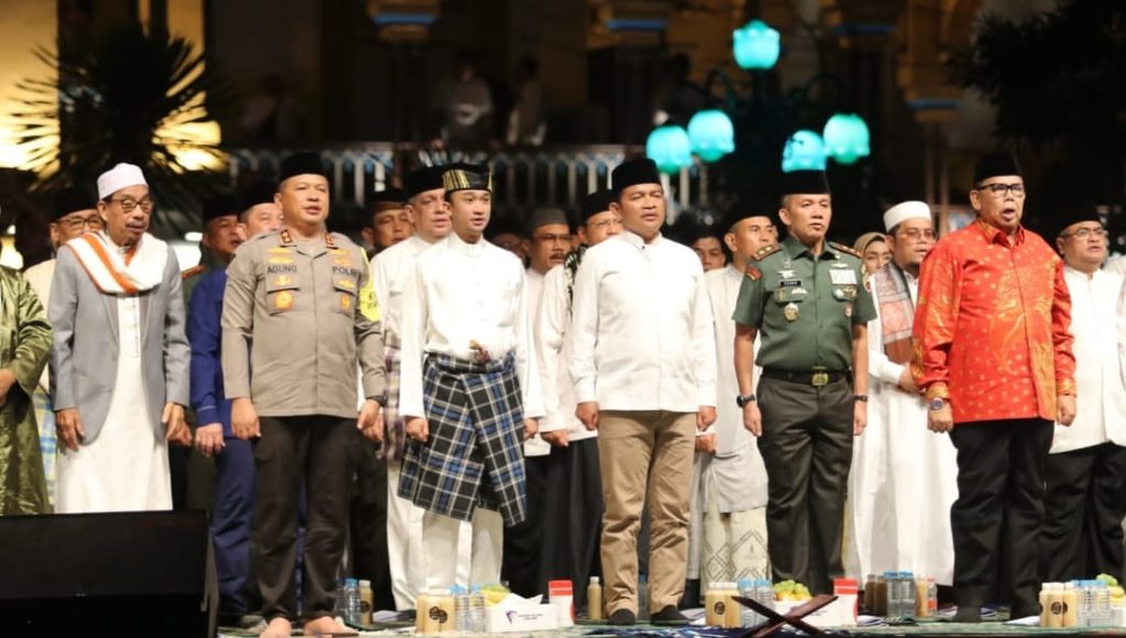 Penjabat (Pj) Gubernur Sumatera Utara (Sumut) Hassanudin menghadiri Deklarasi Pemilu Damai Lintas Agama, Etnis, Etnis Budaya dan Rotibul Haddad yang diselenggarakan oleh Kepolisian Daerah Sumut di Halaman Istana Maimun Jalan Brigjend. Katamso Kota Medan, Senin (27/11) malam.