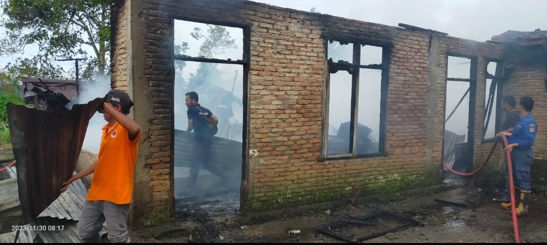 Petugas Damkar melakukan pendinginan di sisa bangunan yang terbakar, Kamis (30/11/2023) (istimewa)