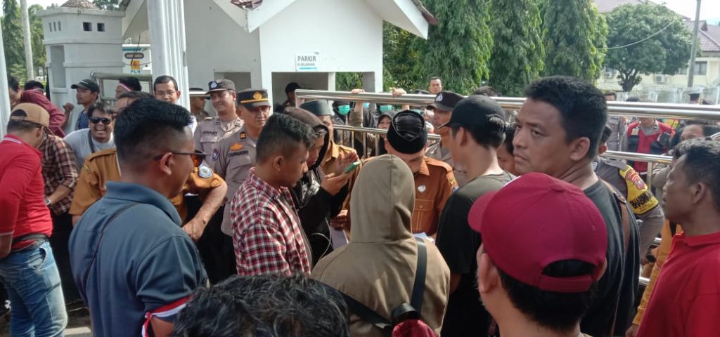 Massa yang berunjukrasa di Kantor DPRD Kabupaten Labuhanbatu. (Dian)