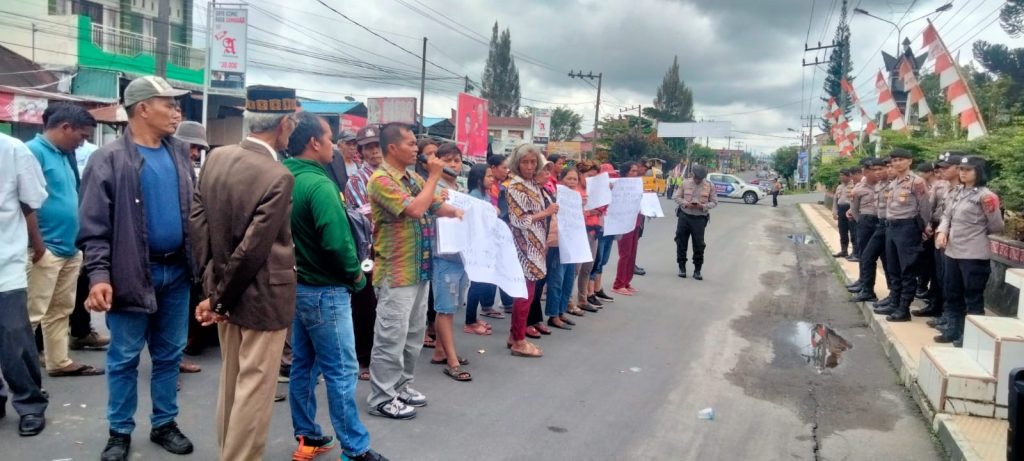 Cakades Bakal Gajah bernomor urut 2, Charles Napitupulu berorasi mendesak dilakukan penghitungan surat suara ulang pada aksi unjuk rasa di Kantor Bupati Dairi, Kamis (9/11/2023) (DETEKSI.co/Parulian Phsp Nainggolan)