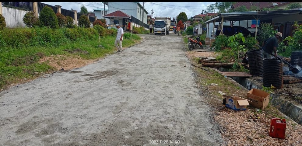 Jalan keluar-masuk pemukiman warga di base camp gerbang 3, Kelurahan Sidiangkat, Kecamatan Sidikalang, Kabupaten Dairi, Selesai diperbaiki, Selasa (28/11/2023). (istimewa)