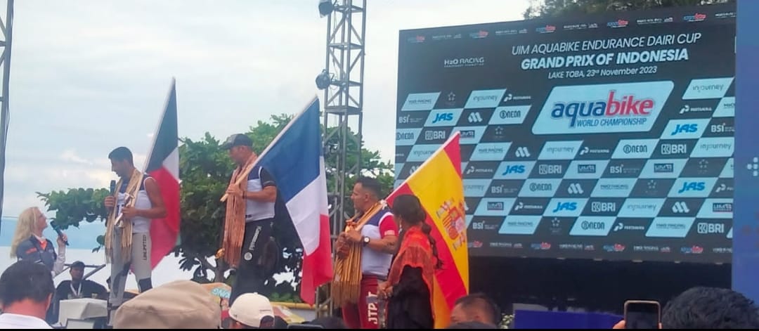 Pembalap asal Prancis menempati Podium tertinggi dalam kejuaraan Aquabike Jetsky World Championship Lake Toba 2023 , di Tao Silalahi, Kecamatan Silahisabungan Kabupaten Dairi, didampingi pembalap Kuwait dan Spanyol ditempat kedua dan ketiga, Kamis (23/11/2023). (DETEKSI/Parulian Phsp Nainggolan)