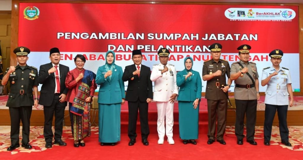 Penjabat (Pj) Gubernur Sumatera Utara (Sumut) Hassanudin melantik Sugeng Riyanta sebagai Pj Bupati Tapanuli Tengah (Tapteng) di Aula Tengku Rizal Nurdin, Jalan Sudirman, Rabu (15/11). Pada kesempatan tersebut, TP PKK Sumut Dessy Hassanudin juga melantik Pj Ketua TP PKK Tapteng Ade Riana Wiranti.a