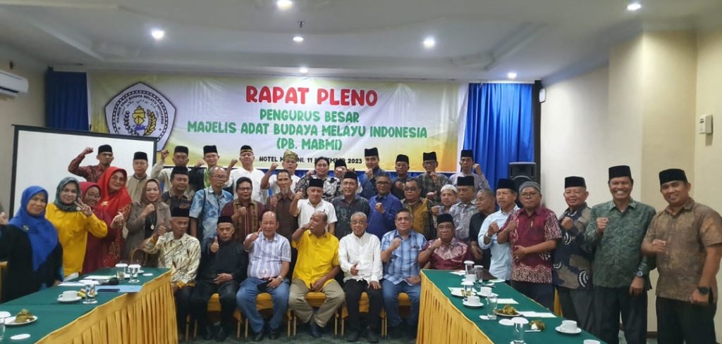 Penanggungjawab PB MABMI H.Syah Affandin,SH bersama Pengurus PB MABMI usai Rapat Pleno di Hotel Madani Jl.Sisingamangaraja Medan.