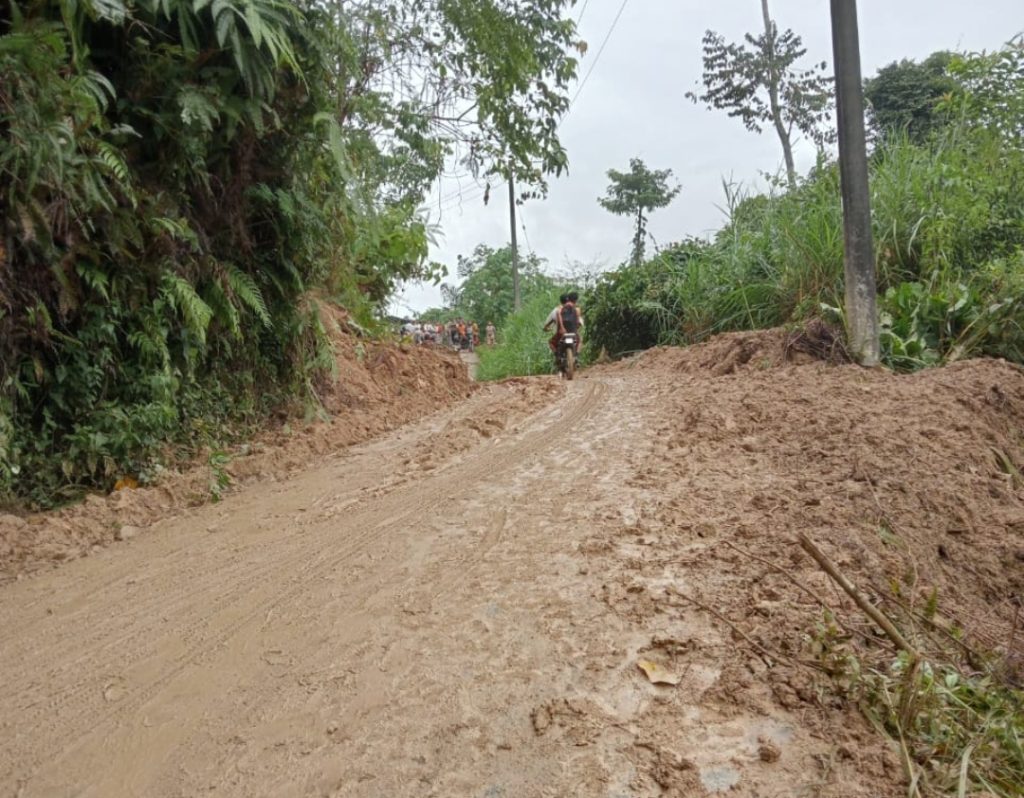 Kondisi jalan pada titik kejadian mobil jatuh ke sungai Lae Simbelin Desa Lae Pangaroan-Dairi. Akses licin dan berlumpur sisa material longsor yang sebelumnya menutup badan jalan. (Istimewa)