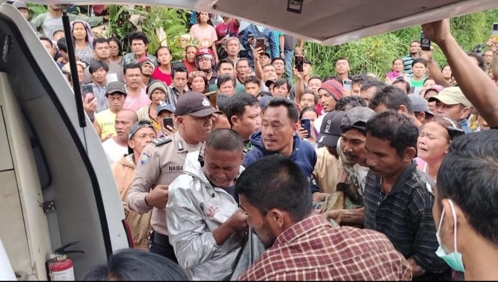 Jenazah korban pada peristiwa mobil jatuh ke sungai di Desa Lae Pangaroan Kecamatan Silima Punggapungga Kabupaten Dairi, dievakuasi, Jumat (24/11/2023) (istimewa)