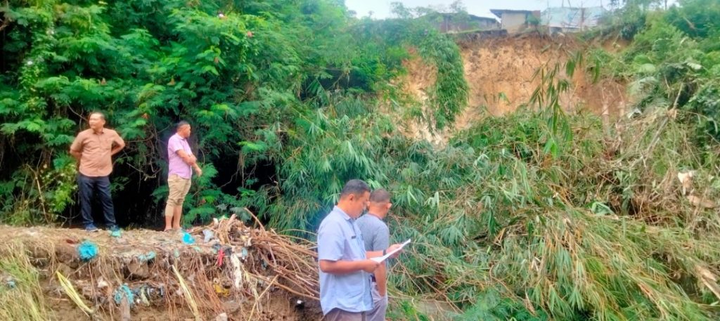 Longsor juga mengancam hunian yang berdiri membelakangi tebing sungai di Dusun 3 Desa Kalang, Jumat (24/11/2023) (DETEKSI.co/Parulian Phsp Nainggolan)