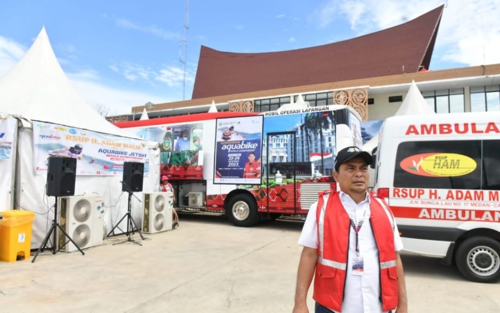 PJ Gubernur Sumatera Utara Hassanudin didampingi Kadis Kesehatan Alwi Mujahit Hasibuan dan Kadispora Baharuddin Siagian saat meninjau Trauma Center di Venue Aquabike Pelabuhan Balige, Sabtu (25/11). Trauma center adalah fasilitas kesehatan darurat dari Dinas Kesehatan Provinsi Sumut yang diperuntukkan bagi atlet dan para kru selama penyelenggaraan Aquabike Sumut 2023.