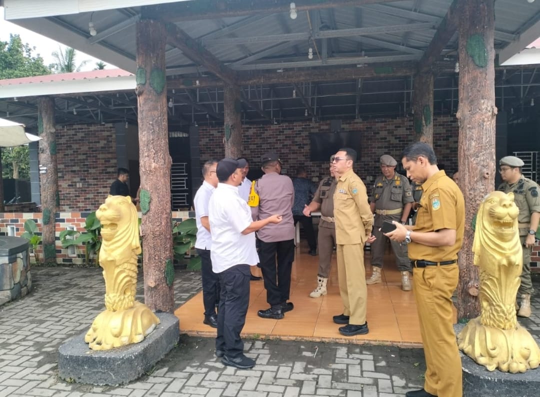 Kepala Dinas Penanaman Modal dan Pelayanan Terpadu Satu Pintu (PMPTSP) Sumut Faisal Arif Nasution mengikuti rapat koordinasi lapangan tindaklanjut penangangan berupa penutupan Tempat Hiburan Malam (THM) Sky Garden/Key Garden, di halaman Sky Garden, Desa Namurubejulu, Kutalimbaru, Deliserdang, Selasa (14/11).