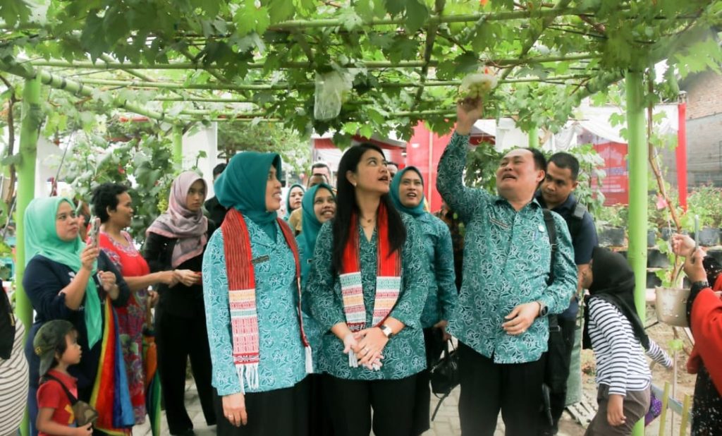 Penjabat (Pj) Ketua Tim Penggerak Pemberdayaan Kesejahteraan Keluarga (TP-PKK) Sumatera Utara (Sumut) Dessy Hassanudin menghadiri Penilaian Lomba kegiatan evaluasi Program Terpadu Peningkatan Peranan Wanita Menuju Keluarga Sehat Sejahtera (PTP2WKSS) di Jalan Kawat VII, Kelurahan Tj. Mulia Hilir, Kec. Medan Deli, Medan, Selasa (7/11).