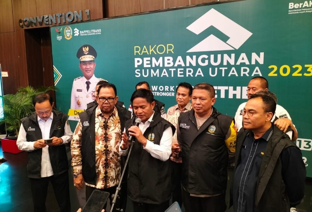 Pj Gubernur Sumatera Utara (Sumut) Hassanudin menyerahkan secara digital Daftar Isian Pelaksanaan Anggaran (DIPA) dan Buku Alokasi Transfer ke Daerah (TKD) Tahun Anggaran 2024 kepada Pimpinan Instansi Vertikal dan Kepala Daerah se-Sumut di Ballroom Hotel Santika Jalan Kapten Maulana Lubis Kota Medan, Rabu (13/12).