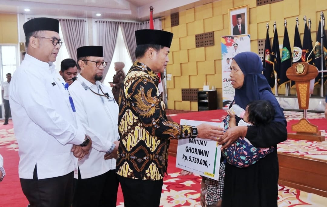 Penjabat (Pj) Gubernur Sumatera Utara Hassanudin menghadiri Penyaluran Bantuan Zakat Triwulan IV oleh Badan Zakat Nasional (BAZNAS) Provinsi Sumatera Utara Tahun 2023 di Aula Tengku Rizal Nurdin Rumah Dinas Gubernur Jalan Sudirman Nomor 41 Medan, Jumat (22/12).