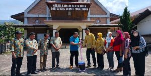 Kepala Desa Lau Bagot Kecamatan Tigalinga Kabupaten Dairi, Sunardi, menyerahkan bantuan peralatan kebersihan untuk rumah ibadah di desanya. (Istimewa)