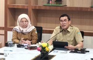 Kepala Dinas Koperasi, Usaha Kecil dan Menengah Provinsi Sumatera Utara Dr.Naslindo Sirait, S.E., M.M didampingi Kepala Bidang Informasi dan Komunikasi Publik Harvina Zuhra.