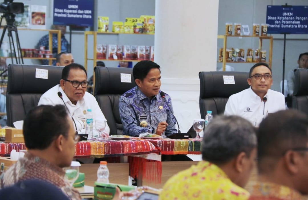 Penjabat (Pj) Gubernur Sumatera Utara Hassanudin menghadiri High Level Meeting Tim Pengendalian Intflasi Daerah (TPID) Provinsi Sumatera Utara dalam rangka Menjaga Stabilitas Harga Menjelang Hari Besar Keagamaan Nasional (HBKN) Natal dan Tahun Baru 2024 di Aula Raja Inal Siregar Kantor Gubernur Jalan Diponegoro Nomor 30 Medan, Kamis (21/12)