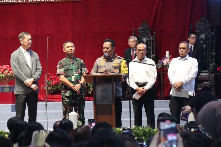 Kapolri Jenderal Polisi Drs. Listyo Sigit Prabowo tinjau kesiapan pengamanan Misa Natal bersama Kasum TNI, Wakil Menteri Agama, dan Menteri PMK. Minggu (24/12/2023).