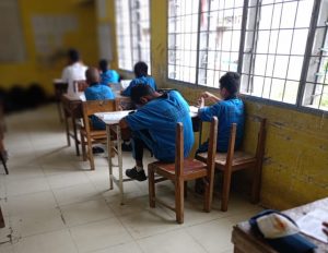 Pelajar di SMPN 2 Sidikalang Kabupaten Dairi Sumatera Utara, belajar menggunakan kursi tanpa sandaran. Kondisi sedemikian sudah berlangsung lama. (istimewa)