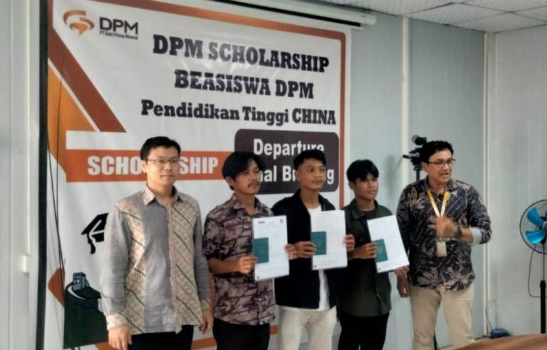 Mr. Huang Yong didampingi GM-HR DPM dan penanggung jawab program beasiswa PT.DPM, Hendra Kurniawan menyerahkan passport dan dokumen perjalanan kepada pelajar penerima beasiswa DPM kloter ke-2, Rabu (6/12/2023)