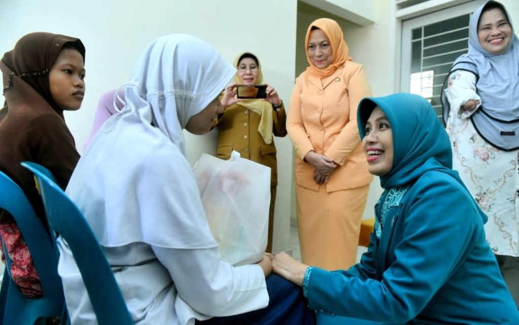 Pj Ketua TP PKK Provinsi Sumatera Utara (Sumut) Dessy Hassanudin bersama Ketua Dharma Wanita Persatuan Provinsi Sumut Dian Arief Trinugroho beserta para istri dari unsur Forkopimda melakukan ziarah ke Makam Pahlawan Bukit Barisan Jalan SM Raja, Medan, dalam rangka peringatan Hari Ibu Nasional Ke -95, Selasa (12/12). Rombongan juga melakukan pemberian tali asih kepada para pedagang kaki lima di halaman Kantor Dinas P3AKB di Jalan Iskandar Muda, Medan.