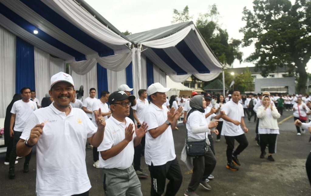 Pj Gubernur Sumatera Utara (Sumut) Hassanudin bersama Sekdaprov Sumut Arief Trinughroho, para OPD, serta para ASN Pemprov Sumut melakukan olahraga jalan sehat dalam rangka Peringatan Hari Ulang Tahun ke-52 KORPRI Tingkat Provsu Tahun 2023 di Halaman Parkir Belakang Kantor Gubernur (Eks Medan Club), Jalan Kartini Nomor 36 Medan, Jumat (1/12)